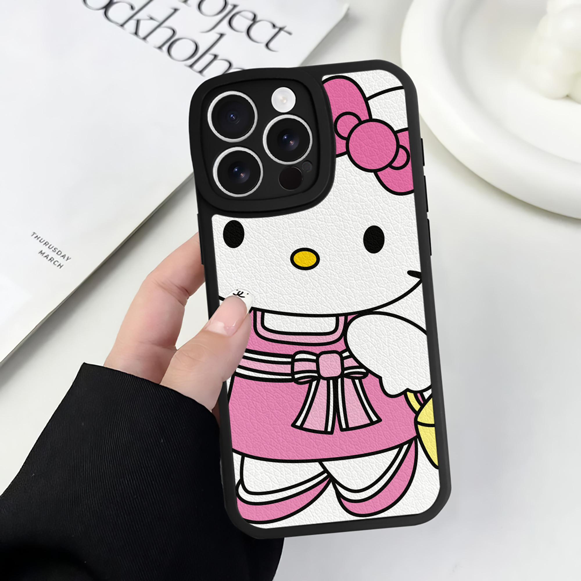 （画像用） Hello Kitty ハローキティ 【iPhone 16シリーズ対応】シリコンスマホケース（レザー調） 材質：シリコン